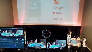 Concours de robotique, les coulisses avec écrans de retransmission en direct