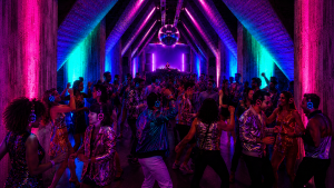 silent disco night au SPARKOH! dans la salle des Trémies, image générée par IA